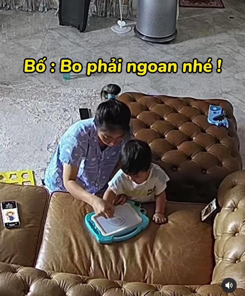 Con trai Hòa Minzy bắt chước người lớn nói 1 câu khiến bố mẹ choáng váng-1