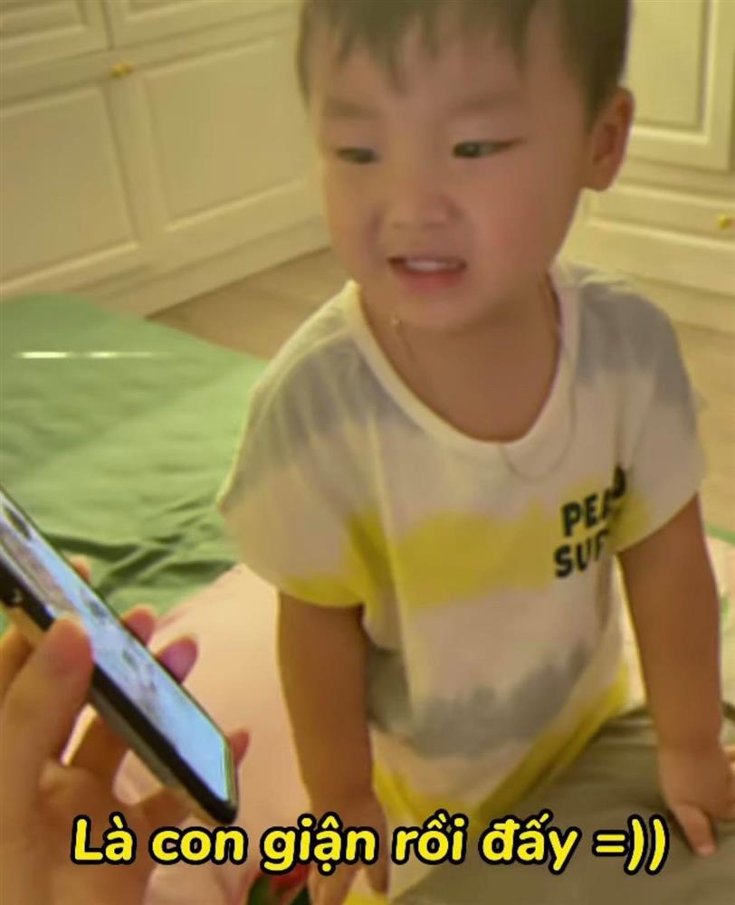 Con trai Hòa Minzy bắt chước người lớn nói 1 câu khiến bố mẹ choáng váng-6