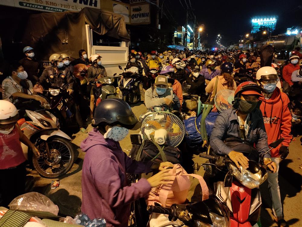 Người dân về quê tránh dịch dồn ứ ở cửa ngõ phía Tây TP.HCM-1