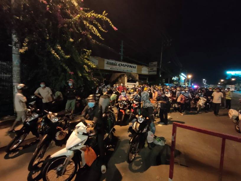 Người dân về quê tránh dịch dồn ứ ở cửa ngõ phía Tây TP.HCM-3