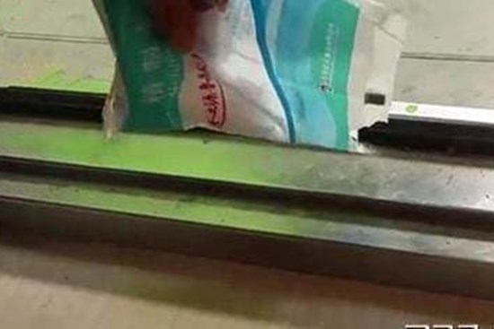 Dù nhà giàu đến đâu cũng nên rắc muối vào khe cửa, đó không phải là mê tín