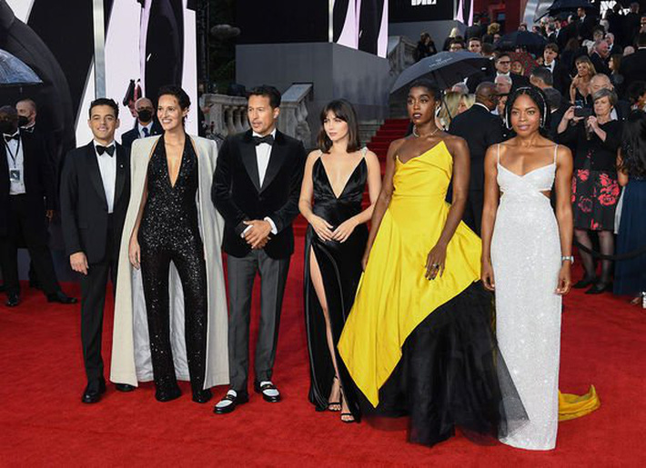 Chiếc váy không biết giữ bí mật khiến tân Bond Girl tơ hơ phô hết vùng nhạy cảm, nhưng thần thái đã cứu lại tất cả!-9