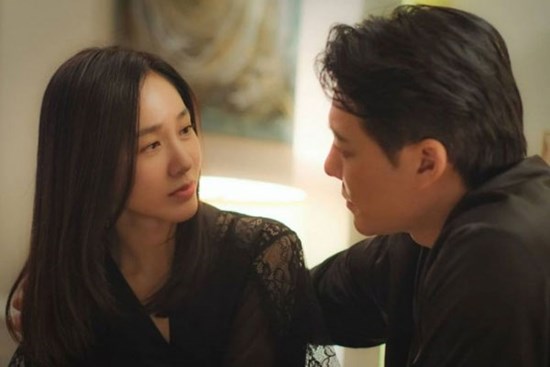 Đoàn tụ với chồng cũ sau 4 năm ly hôn, đêm đầu tiên bên nhau cô vợ phải khóc nghẹn khi nhìn cơ thể trần trụi của anh