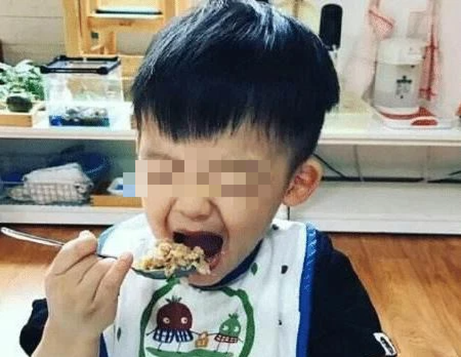 Con trai 4 tuổi hóc xương cá, bố kiên quyết không làm 3 việc để cứu mạng con, bác sĩ hết lời khen ngợi-1