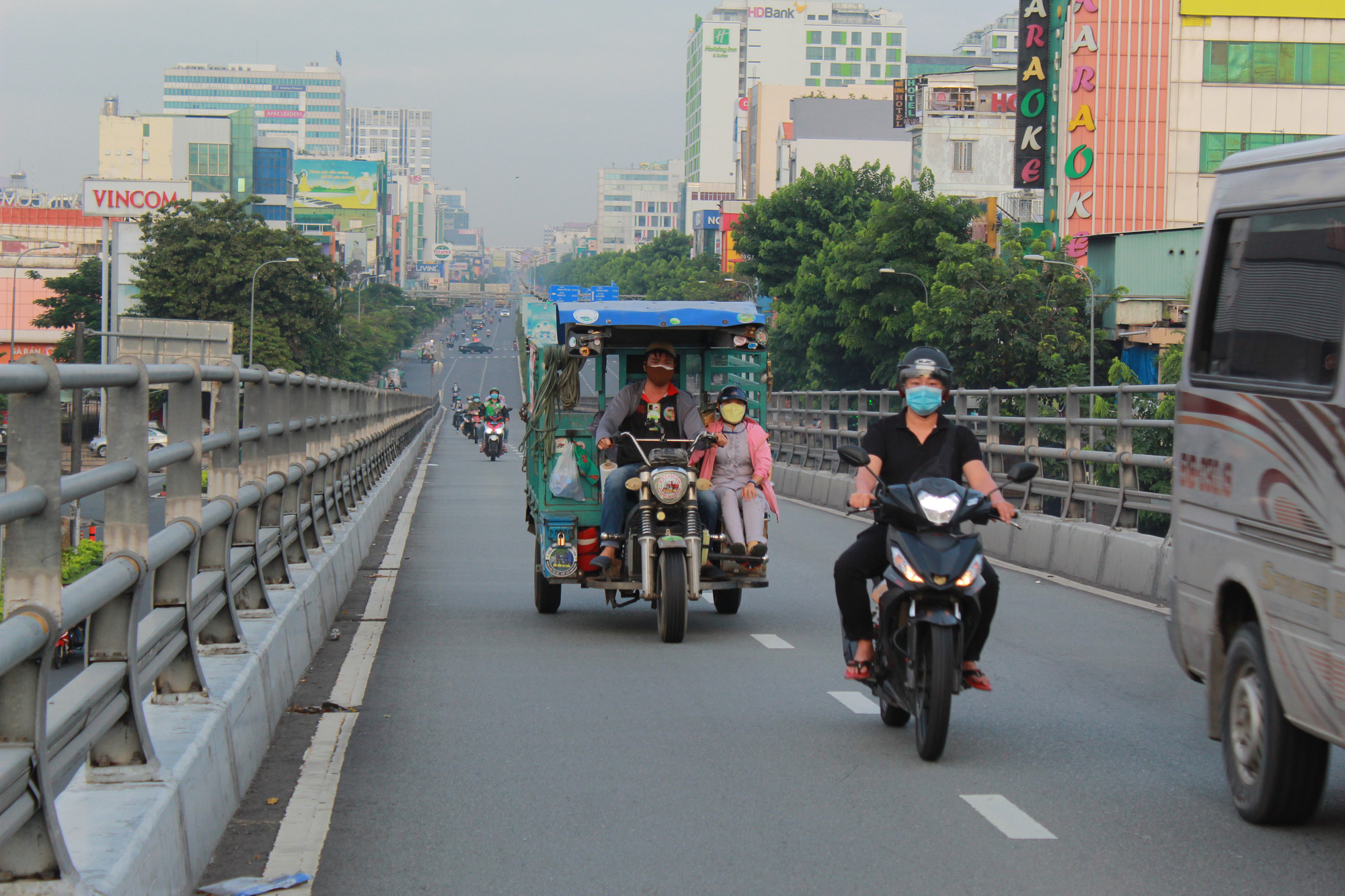 Đường phố Sài Gòn vui trở lại trong ngày đầu tiên nới lỏng giãn cách-2