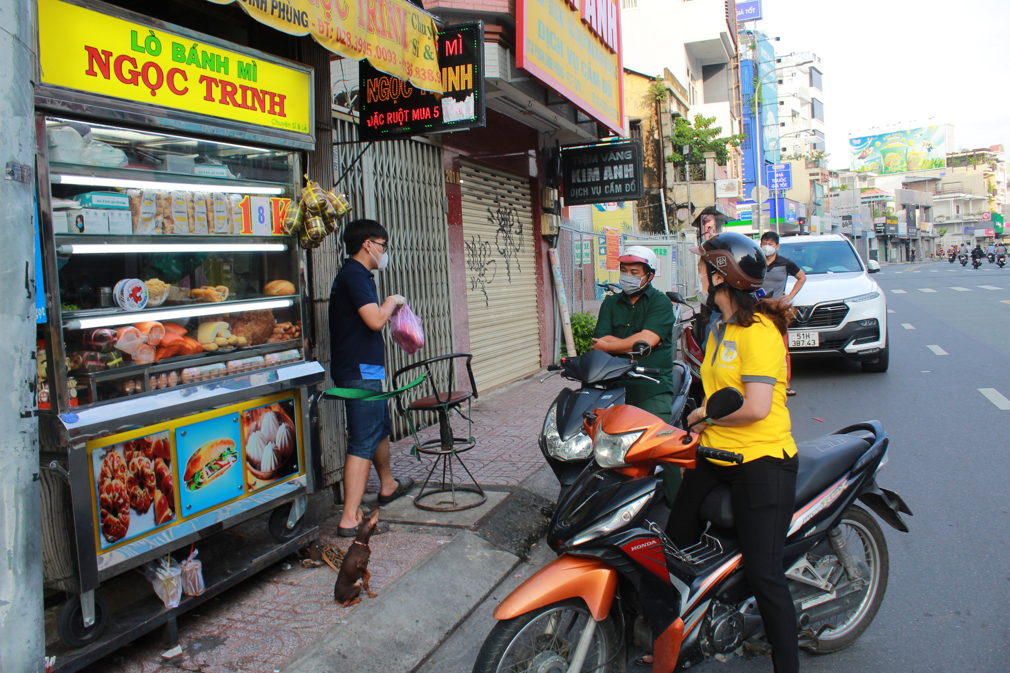 Đường phố Sài Gòn vui trở lại trong ngày đầu tiên nới lỏng giãn cách-8