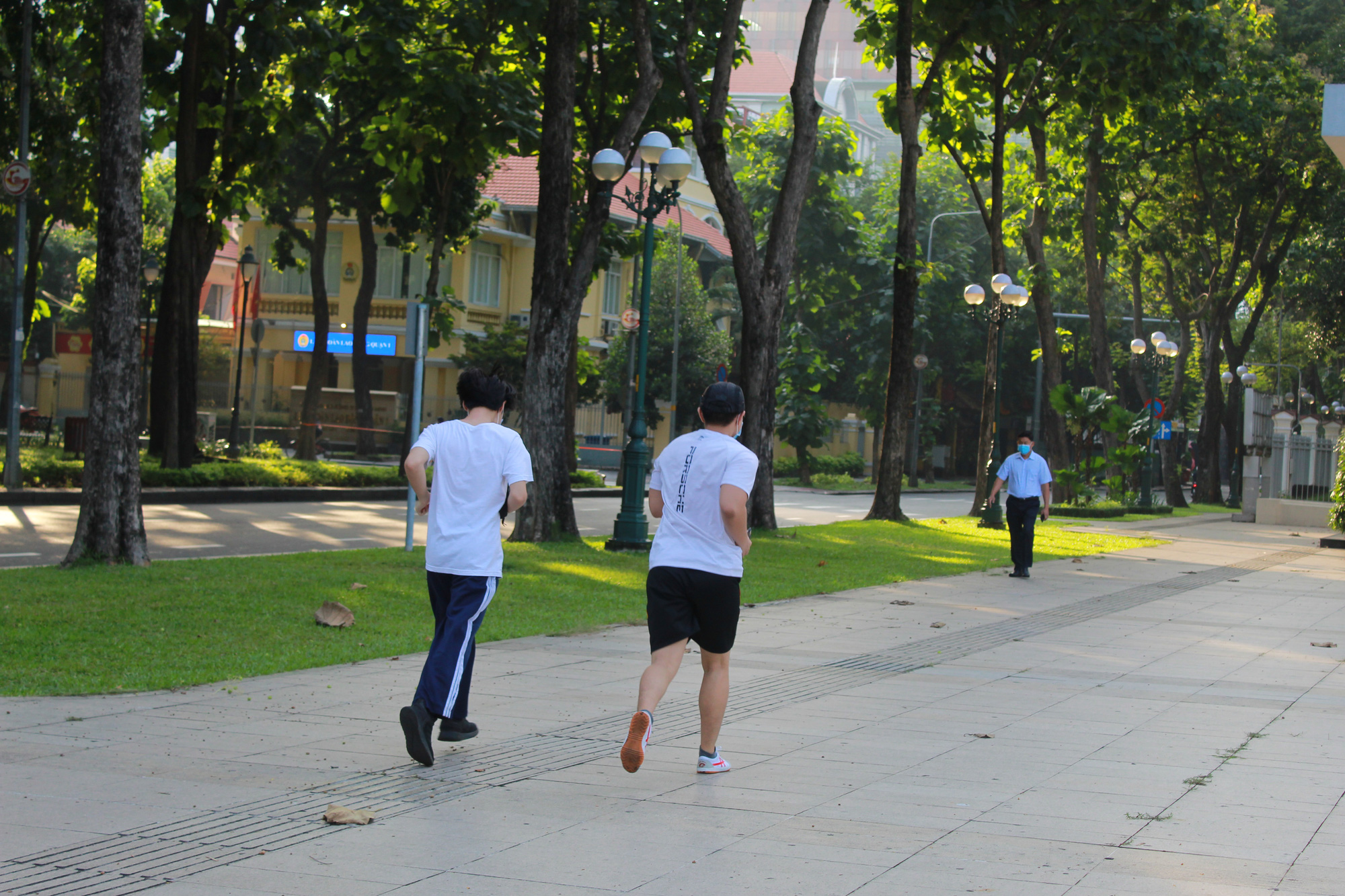 Đường phố Sài Gòn vui trở lại trong ngày đầu tiên nới lỏng giãn cách-4