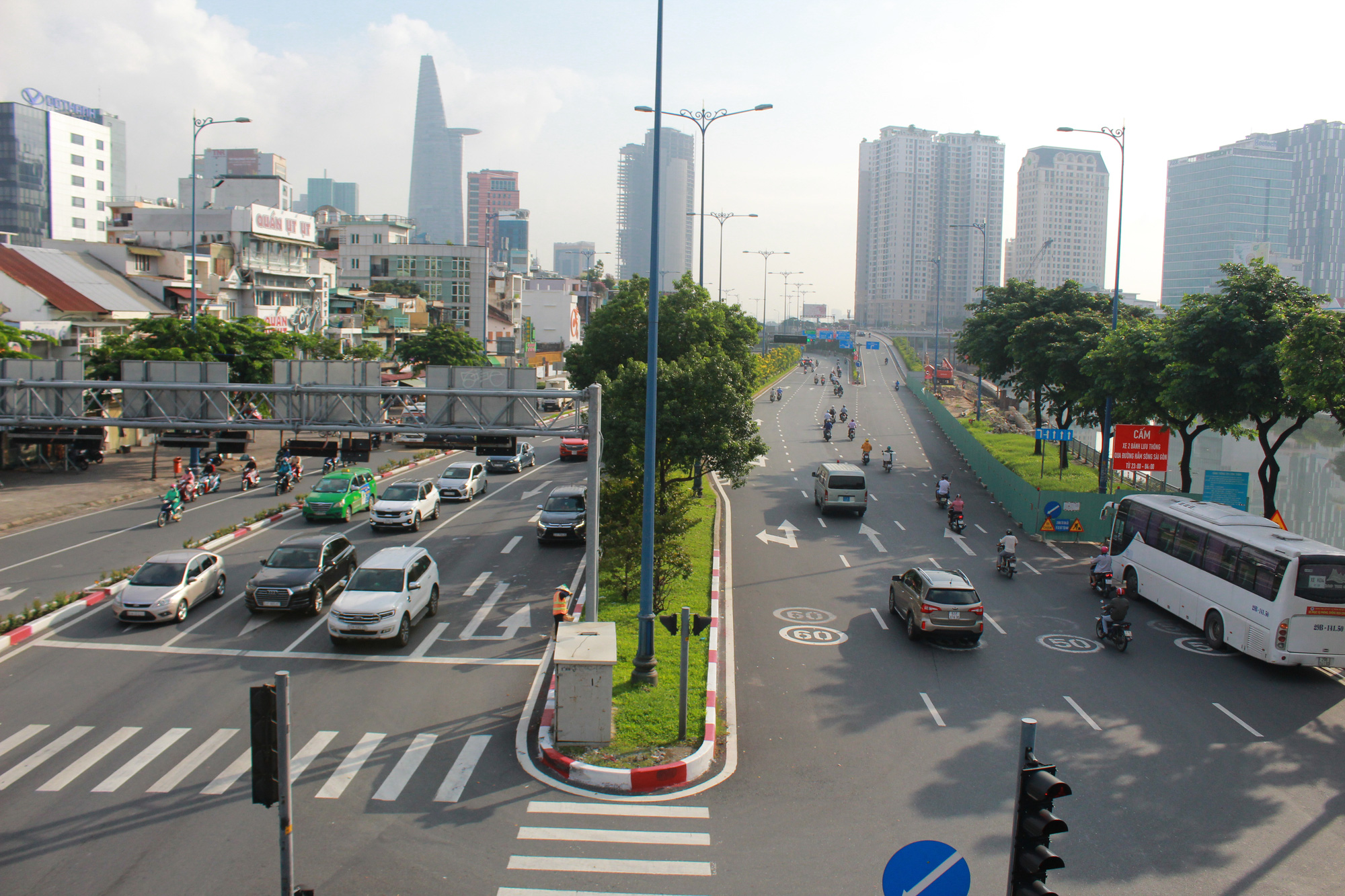 Đường phố Sài Gòn vui trở lại trong ngày đầu tiên nới lỏng giãn cách-10