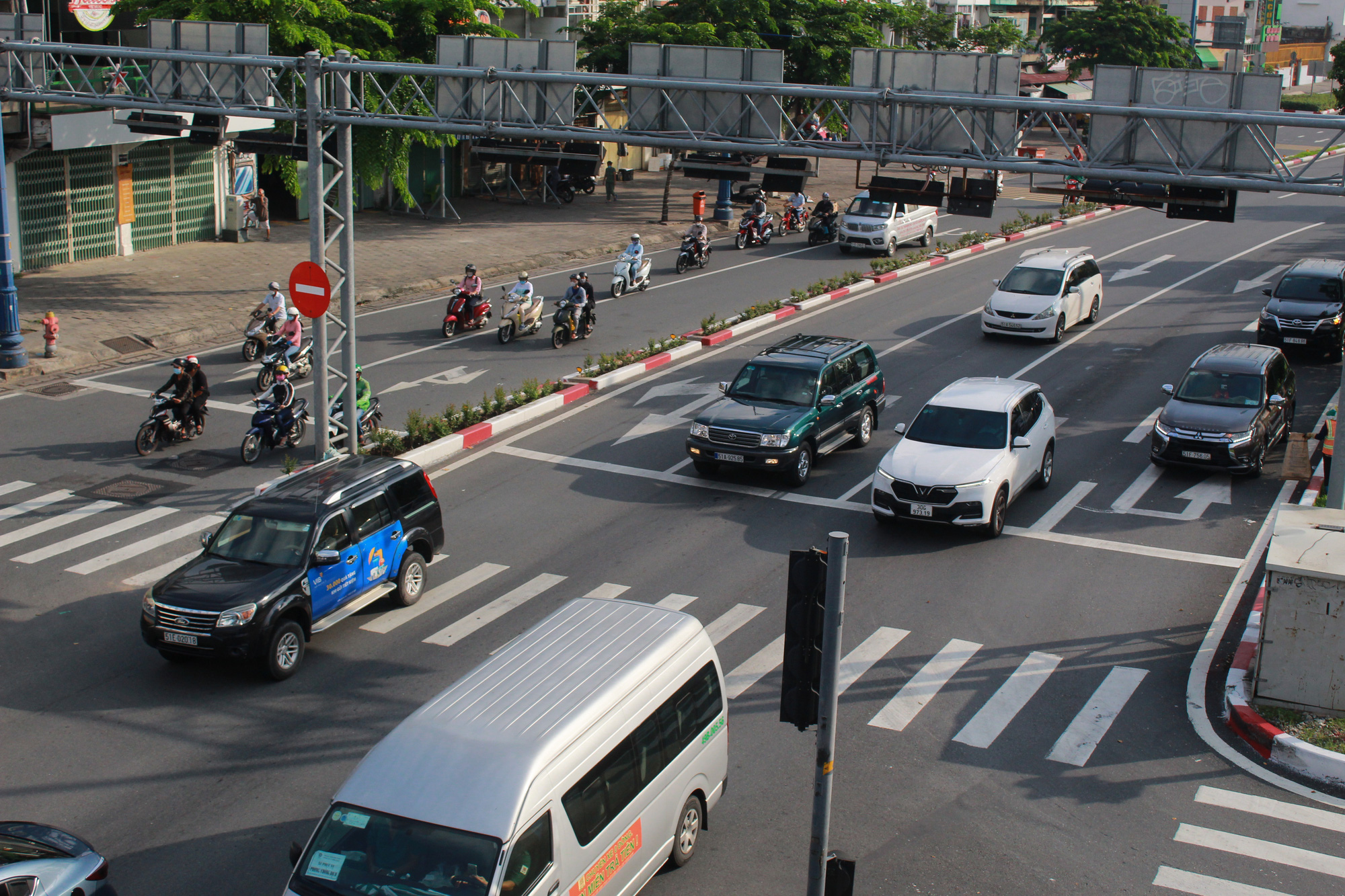 Đường phố Sài Gòn vui trở lại trong ngày đầu tiên nới lỏng giãn cách-11
