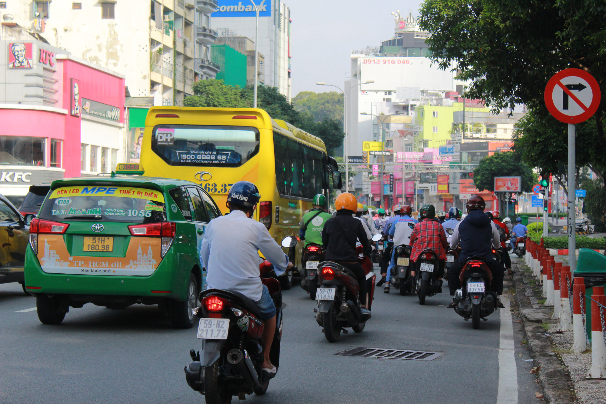 Đường phố Sài Gòn vui trở lại trong ngày đầu tiên nới lỏng giãn cách-12