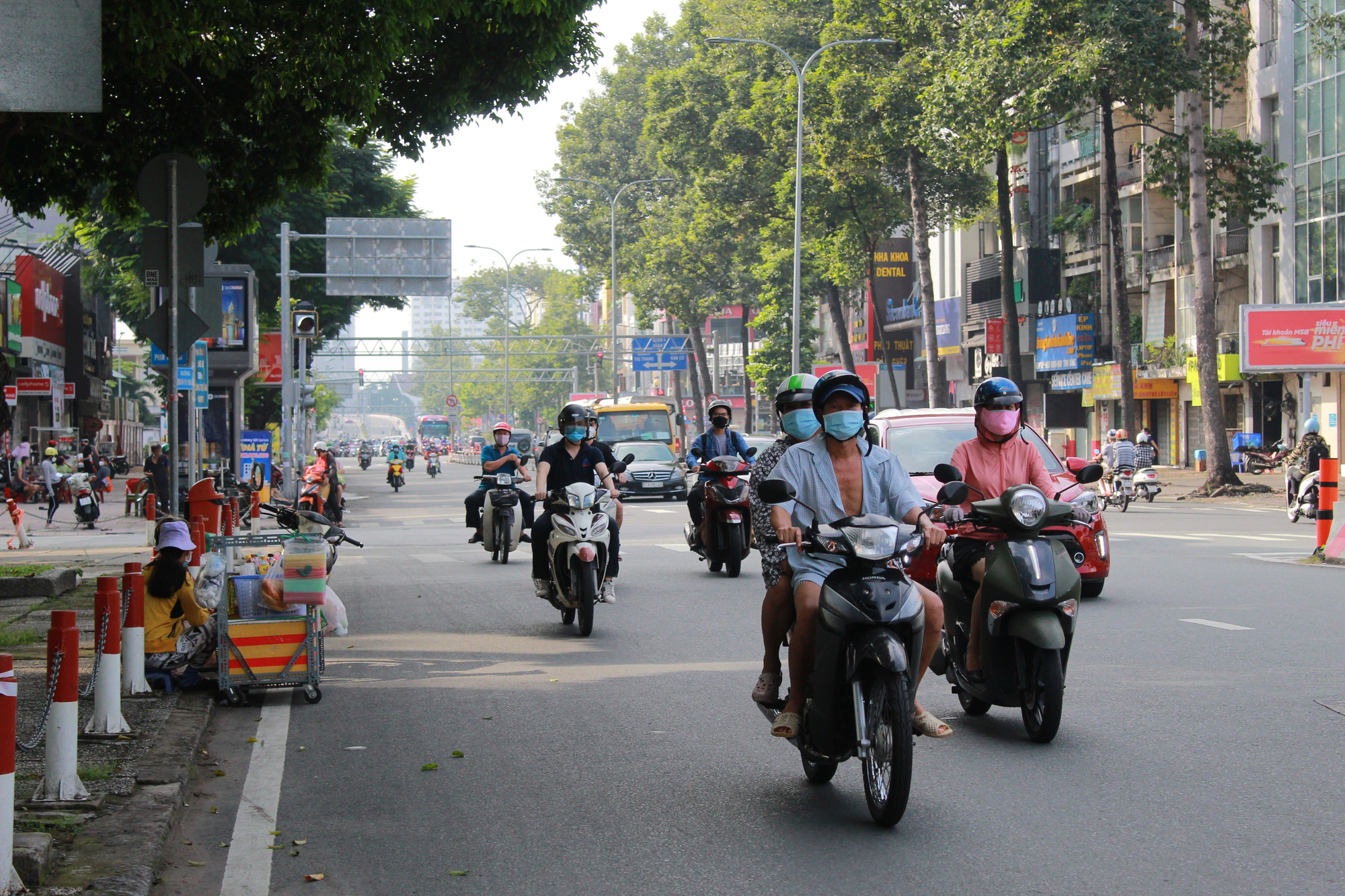 Đường phố Sài Gòn vui trở lại trong ngày đầu tiên nới lỏng giãn cách-13