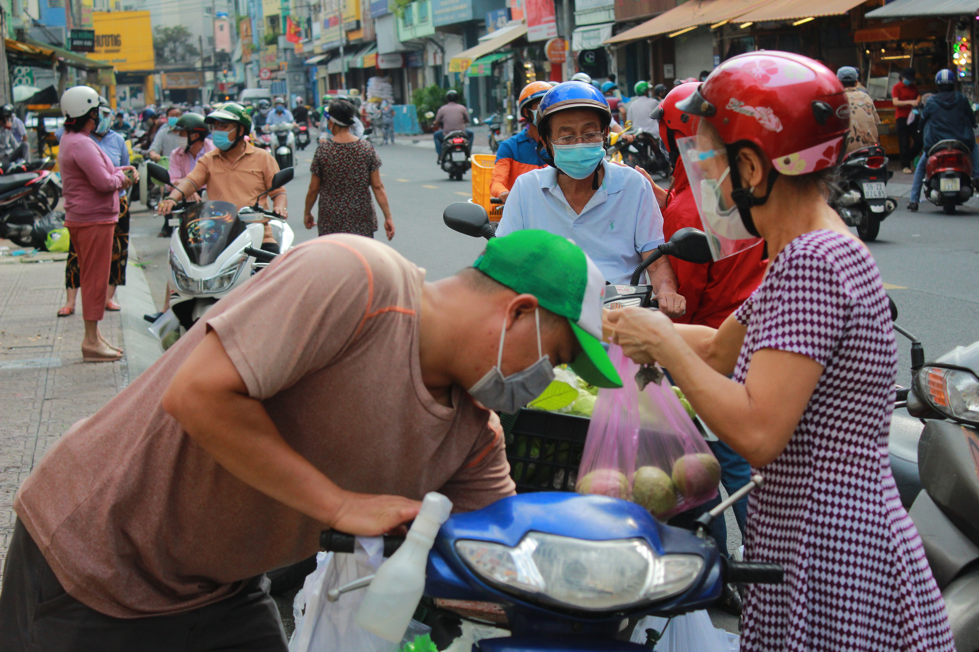 Đường phố Sài Gòn vui trở lại trong ngày đầu tiên nới lỏng giãn cách-15
