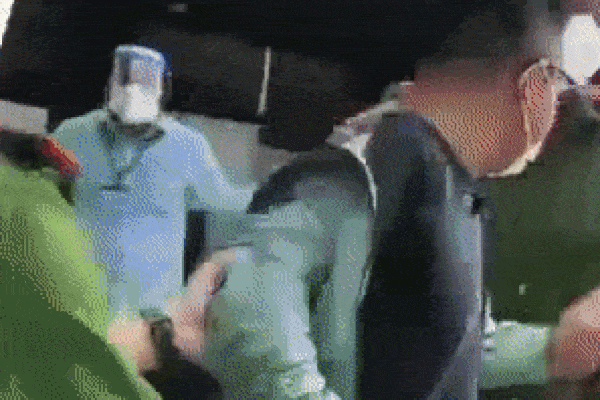 Bé trai cắp nách em nhỏ đi vào khu điều trị, cha mẹ F0 đều đã đi cách ly: Đừng khóc, có anh ở đây rồi!-4