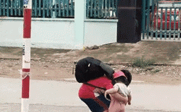 Bé trai cắp nách em nhỏ đi vào khu điều trị, cha mẹ F0 đều đã đi cách ly: Đừng khóc, có anh ở đây rồi!-1