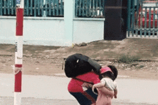 Nghe cuộc điện thoại cuối cùng từ ba, cậu bé lớp 6 khóc nghẹn không thành tiếng-3