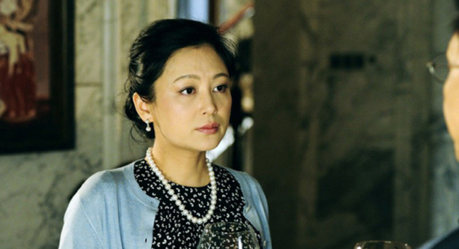 Vừa bước ra ngoài phòng khách đã thấy mẹ chồng ngồi xem phim, tôi chết lặng khi nhìn xuống sàn nhà-2