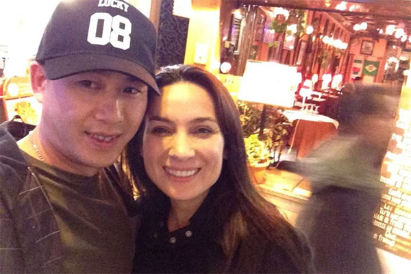 Hồ Văn Cường đau đớn quỳ bên di ảnh của Phi Nhung, nhiều nghệ sĩ đến nhà viếng nữ ca sĩ-7