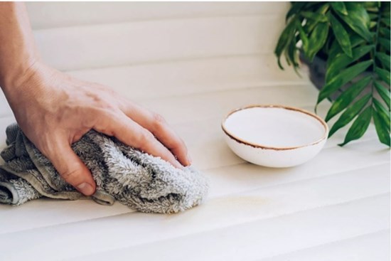 Đồ da trắng bị dính bẩn, làm theo cách này, mọi dấu vết sẽ biến mất nhanh chóng chỉ sau vài lần vuốt