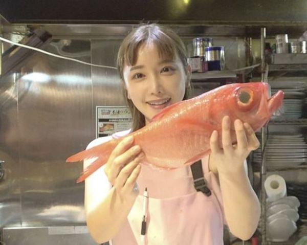 Hot girl bán cá” làm náo loạn MXH vì quá xinh đẹp khí chất, soi profile và thân thế dân mạng càng bất ngờ lẫn tiếc nuối hơn-2