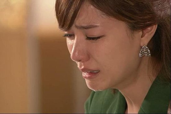 Chồng lương tháng 70 triệu nhưng chỉ đưa tôi 20 triệu chi tiêu, một hôm con trai 3 tuổi chỉ tay vào tường, tôi nhìn thấy quyết định ly hôn