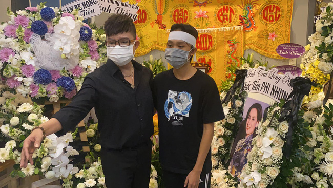 Hồ Văn Cường đau đớn quỳ bên di ảnh của Phi Nhung, nhiều nghệ sĩ đến nhà viếng nữ ca sĩ-1