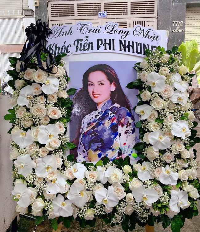 Hồ Văn Cường đau đớn quỳ bên di ảnh của Phi Nhung, nhiều nghệ sĩ đến nhà viếng nữ ca sĩ-6