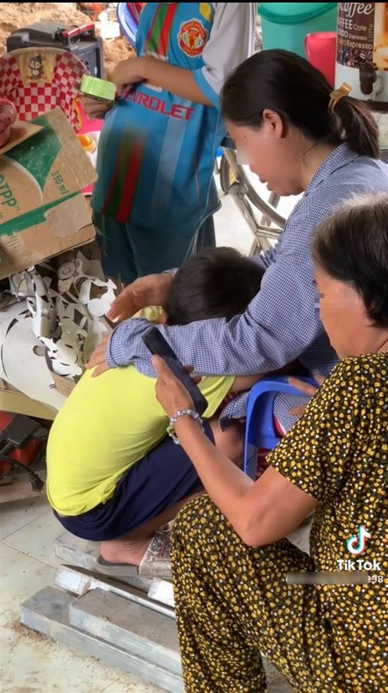 Nghe cuộc điện thoại cuối cùng từ ba, cậu bé lớp 6 khóc nghẹn không thành tiếng-2