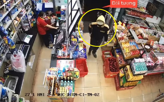 Clip nam thanh niên táo tợn xông vào cướp siêu thị ở Hà Nội, công an phát thông báo truy tìm-1