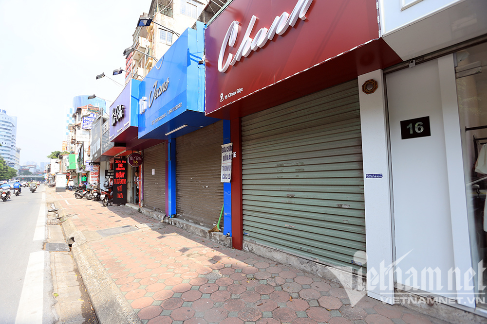 Tấm biển đỏ với cụm từ này đang xuất hiện dày đặc trên phố Hà Nội-1