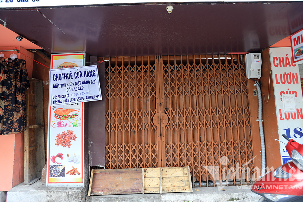 Tấm biển đỏ với cụm từ này đang xuất hiện dày đặc trên phố Hà Nội-13