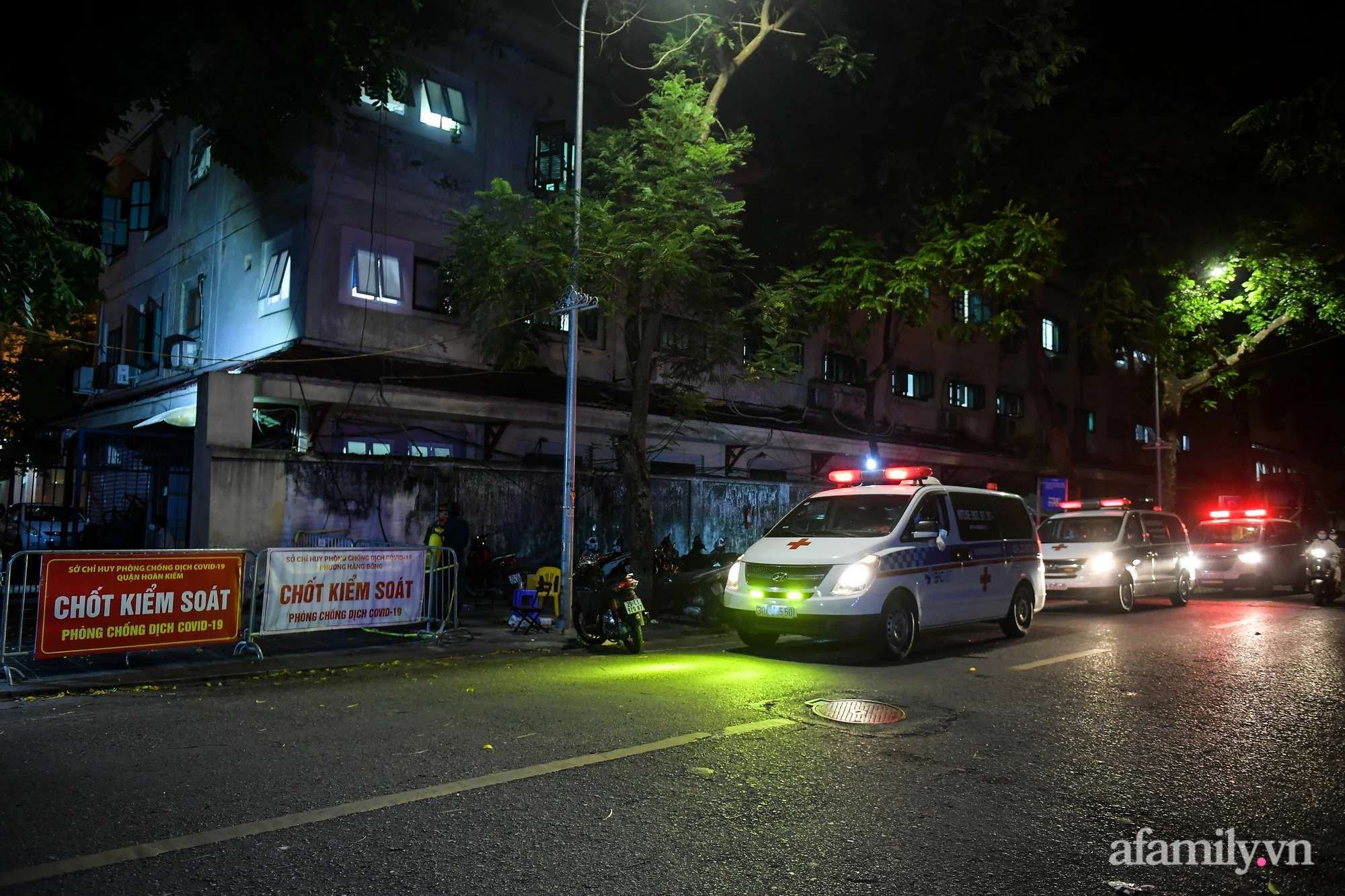 Hà Nội: Điều động nhiều xe cứu thương xuyên đêm đưa F0 ở Bệnh viện Việt Đức đi cách ly-1