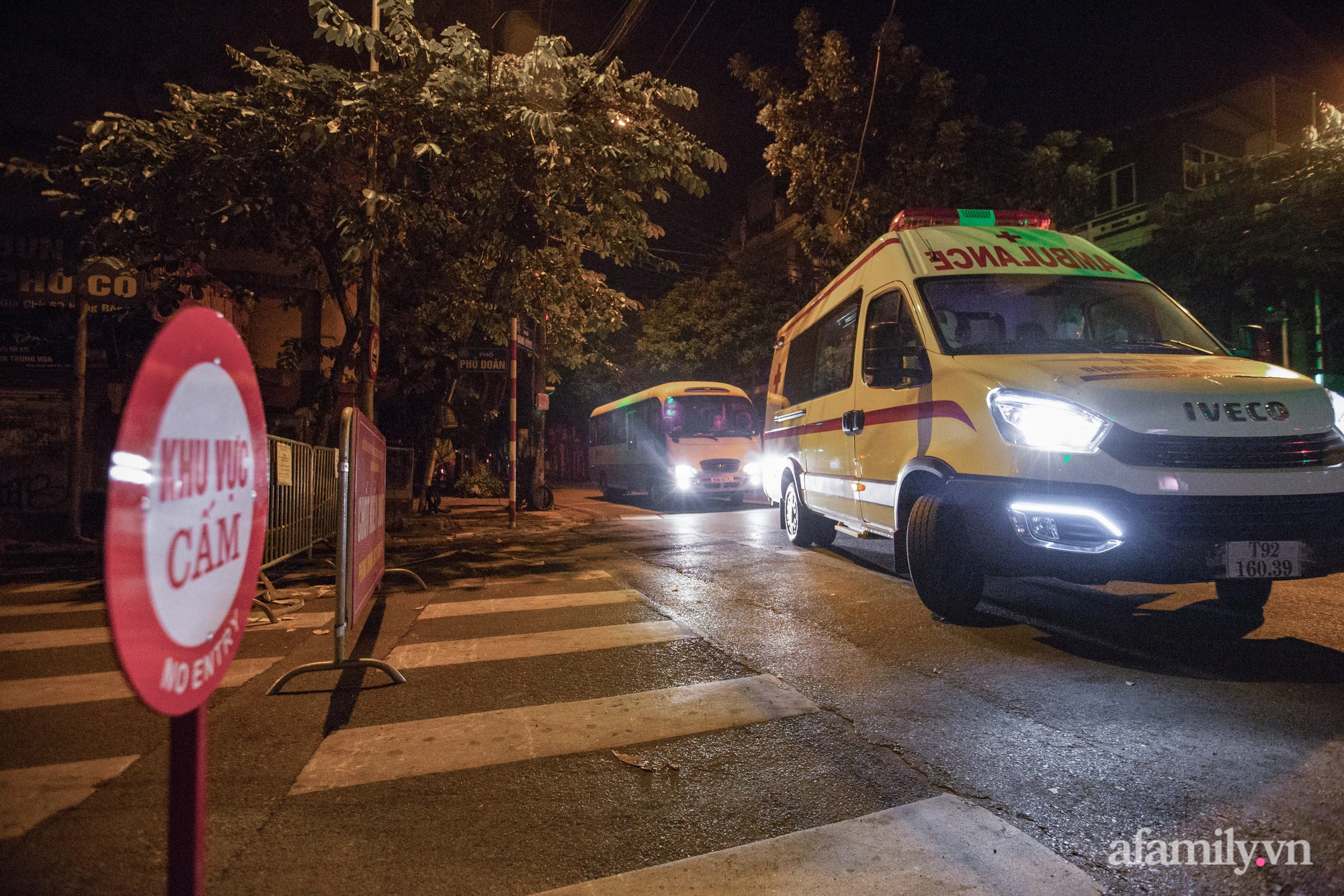 Hà Nội: Điều động nhiều xe cứu thương xuyên đêm đưa F0 ở Bệnh viện Việt Đức đi cách ly-2