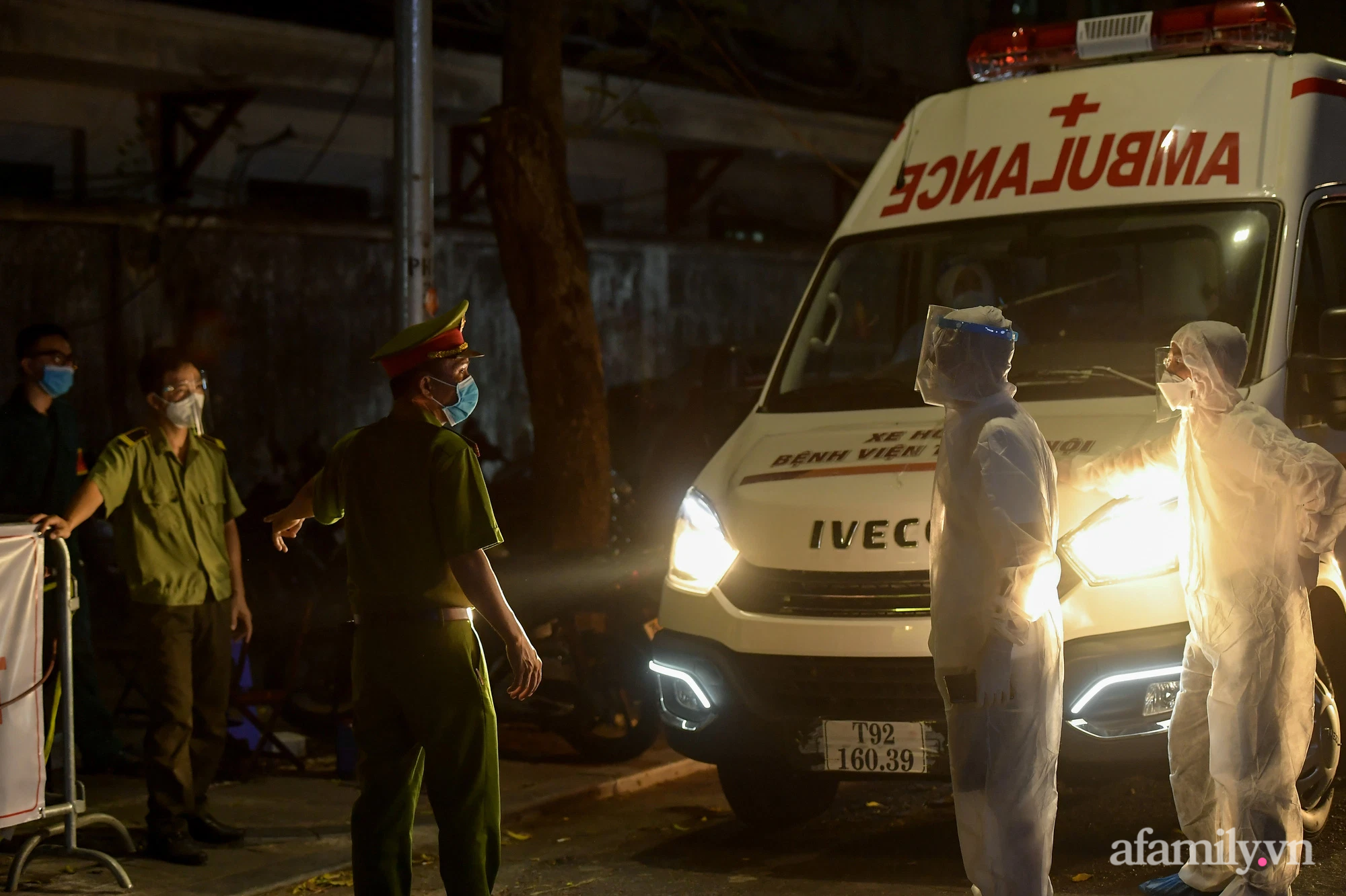 Hà Nội: Điều động nhiều xe cứu thương xuyên đêm đưa F0 ở Bệnh viện Việt Đức đi cách ly-3