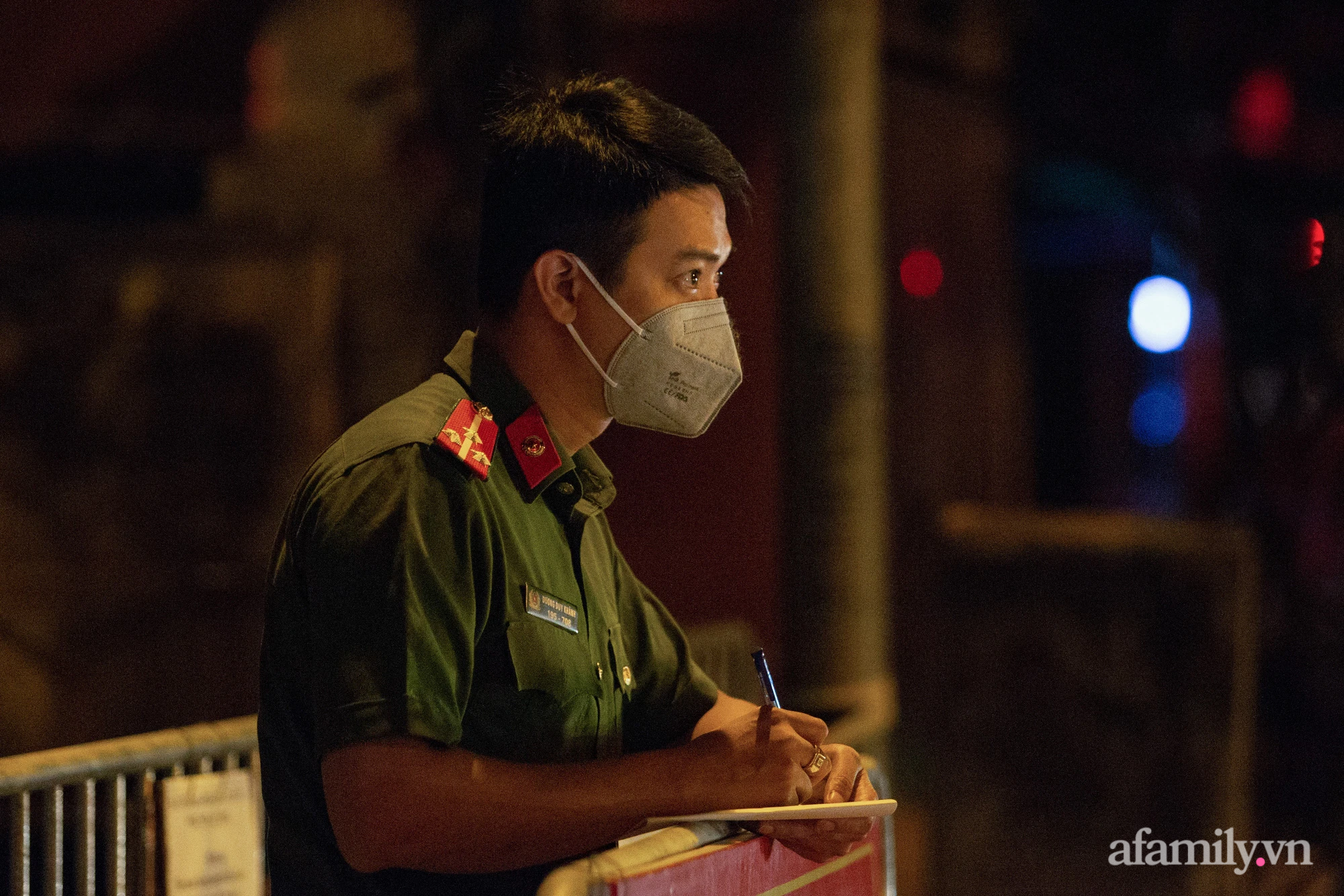 Hà Nội: Điều động nhiều xe cứu thương xuyên đêm đưa F0 ở Bệnh viện Việt Đức đi cách ly-4