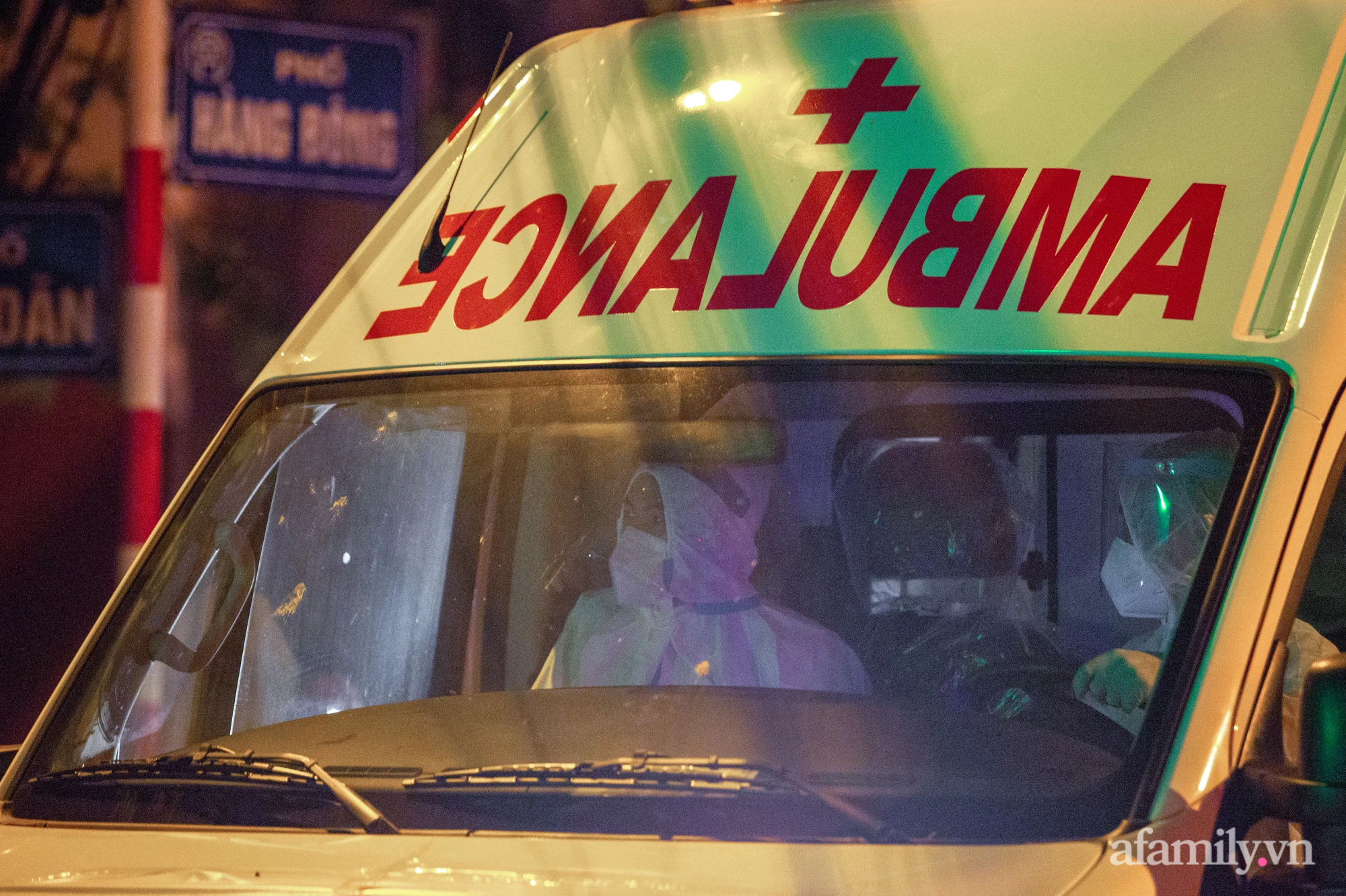Hà Nội: Điều động nhiều xe cứu thương xuyên đêm đưa F0 ở Bệnh viện Việt Đức đi cách ly-5
