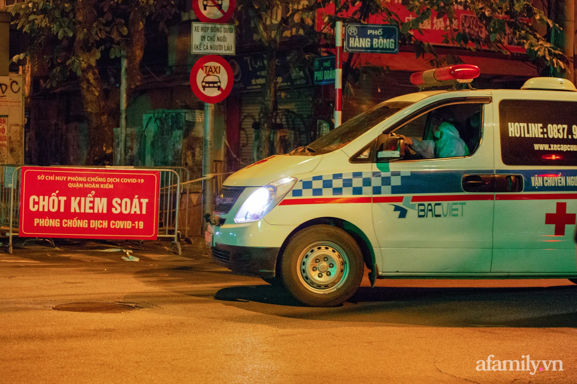 Hà Nội: Điều động nhiều xe cứu thương xuyên đêm đưa F0 ở Bệnh viện Việt Đức đi cách ly-6