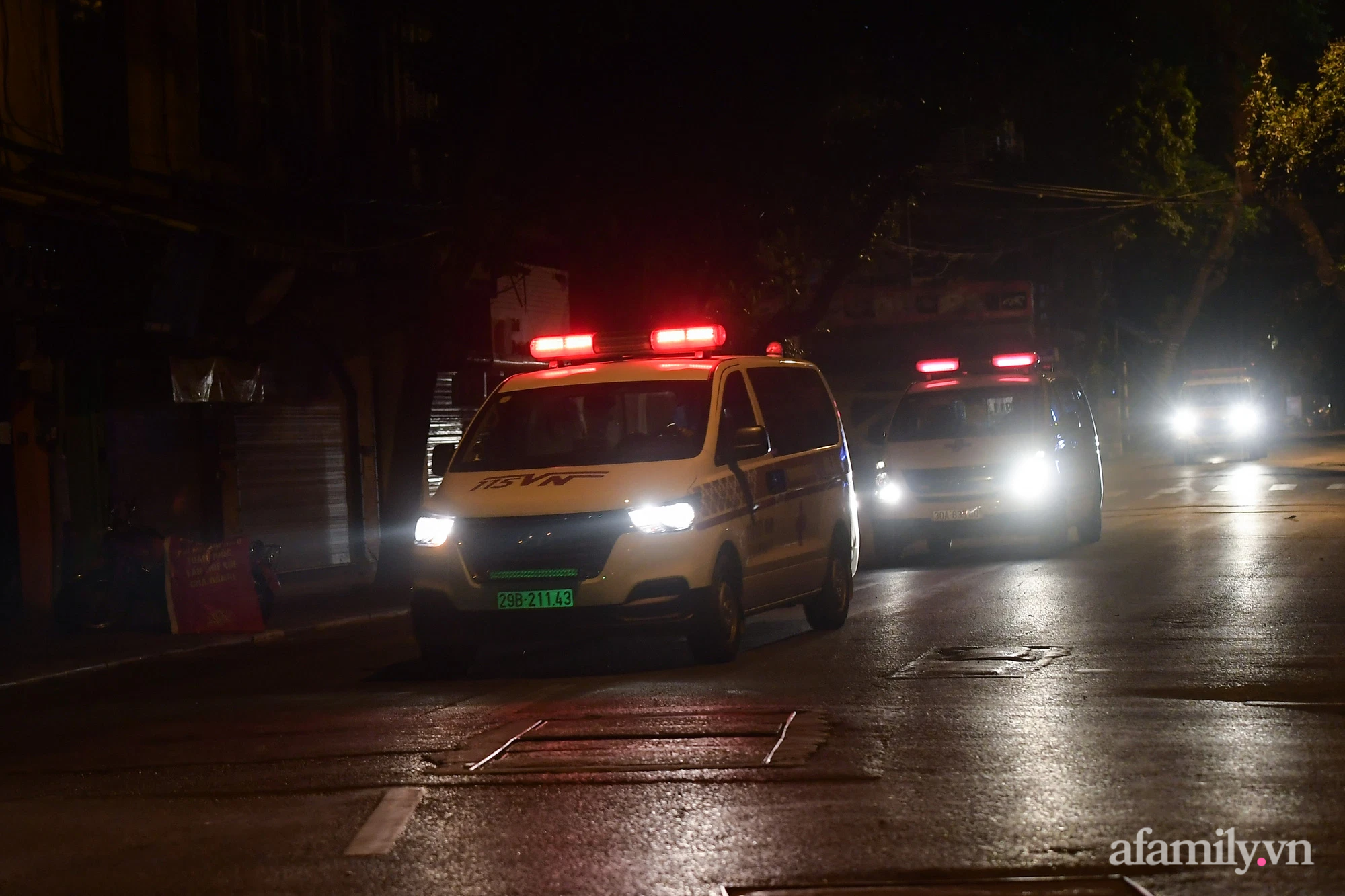 Hà Nội: Điều động nhiều xe cứu thương xuyên đêm đưa F0 ở Bệnh viện Việt Đức đi cách ly-9