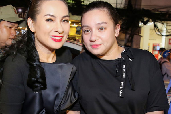 Lễ viếng ca sĩ Phi Nhung ngày 2/10: Nhật Kim Anh đến từ sớm, Hồ Văn Cường lộ rõ tiều tuỵ sau 4 ngày mẹ nuôi qua đời-6