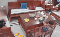 Bé trai đang chơi trong nhà bị ngã đập đầu xuống đất, người phụ nữ thản nhiên ra chụp ảnh làm dân mạng tranh cãi-1