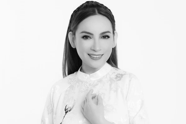 Khánh Đơn cùng vợ đến viếng ca sĩ Phi Nhung, Trường Giang - Nhã Phương, Tóc Tiên cùng dàn sao Vbiz gửi hoa chia buồn-11