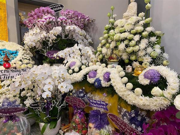 Khánh Đơn cùng vợ đến viếng ca sĩ Phi Nhung, Trường Giang - Nhã Phương, Tóc Tiên cùng dàn sao Vbiz gửi hoa chia buồn-3