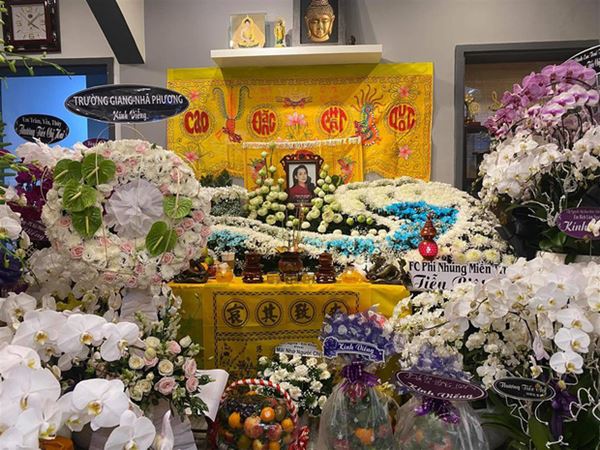 Khánh Đơn cùng vợ đến viếng ca sĩ Phi Nhung, Trường Giang - Nhã Phương, Tóc Tiên cùng dàn sao Vbiz gửi hoa chia buồn-5