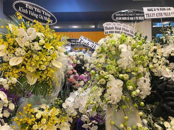 Khánh Đơn cùng vợ đến viếng ca sĩ Phi Nhung, Trường Giang - Nhã Phương, Tóc Tiên cùng dàn sao Vbiz gửi hoa chia buồn-6