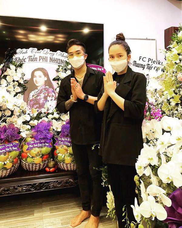 Khánh Đơn cùng vợ đến viếng ca sĩ Phi Nhung, Trường Giang - Nhã Phương, Tóc Tiên cùng dàn sao Vbiz gửi hoa chia buồn-8