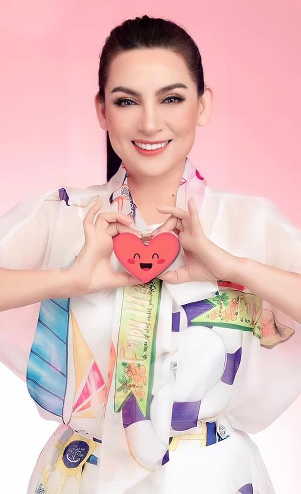 Khánh Đơn cùng vợ đến viếng ca sĩ Phi Nhung, Trường Giang - Nhã Phương, Tóc Tiên cùng dàn sao Vbiz gửi hoa chia buồn-9