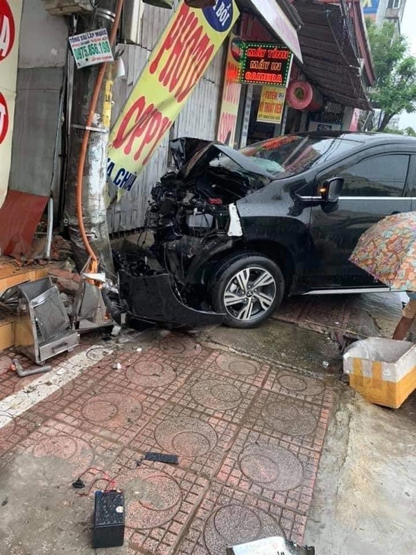 Người phụ nữ bị ô tô đâm bắn văng lên vỉa hè: Vụ tai nạn kinh hoàng chiều thứ 7-2