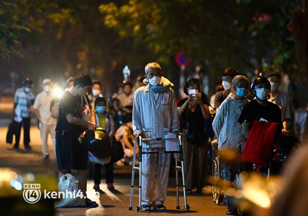 Ảnh: Hà Nội điều 6 xe buýt lớn, xuyên đêm đưa hơn 100 F1 tại BV Việt Đức đi cách ly tập trung-1