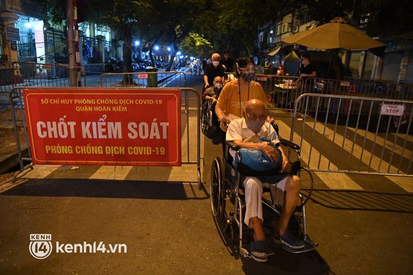 Ảnh: Hà Nội điều 6 xe buýt lớn, xuyên đêm đưa hơn 100 F1 tại BV Việt Đức đi cách ly tập trung-4