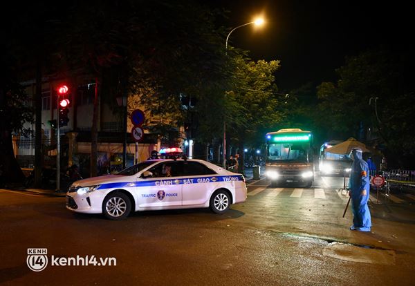 Ảnh: Hà Nội điều 6 xe buýt lớn, xuyên đêm đưa hơn 100 F1 tại BV Việt Đức đi cách ly tập trung-9