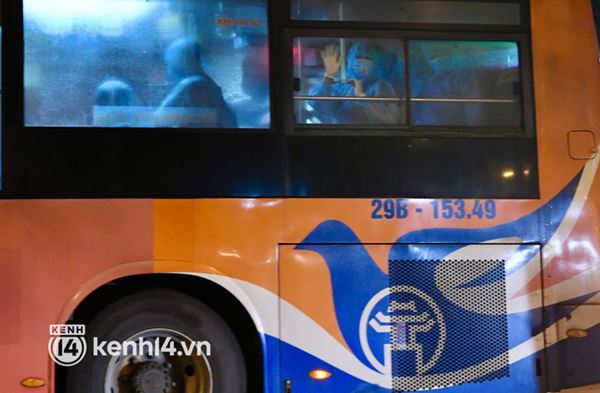 Ảnh: Hà Nội điều 6 xe buýt lớn, xuyên đêm đưa hơn 100 F1 tại BV Việt Đức đi cách ly tập trung-11
